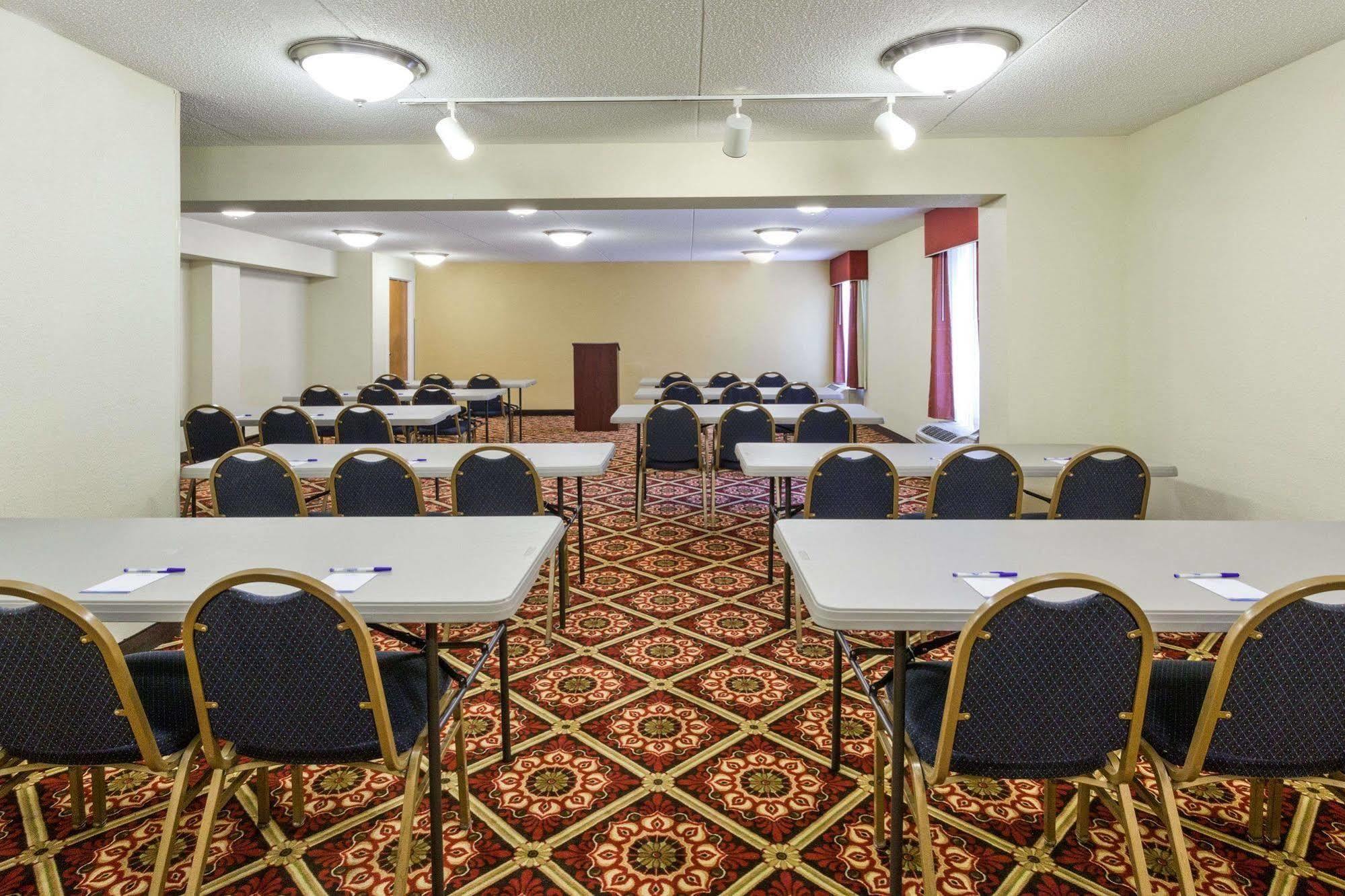Hotel Baymont By Wyndham Southfield/Detroit Extérieur photo