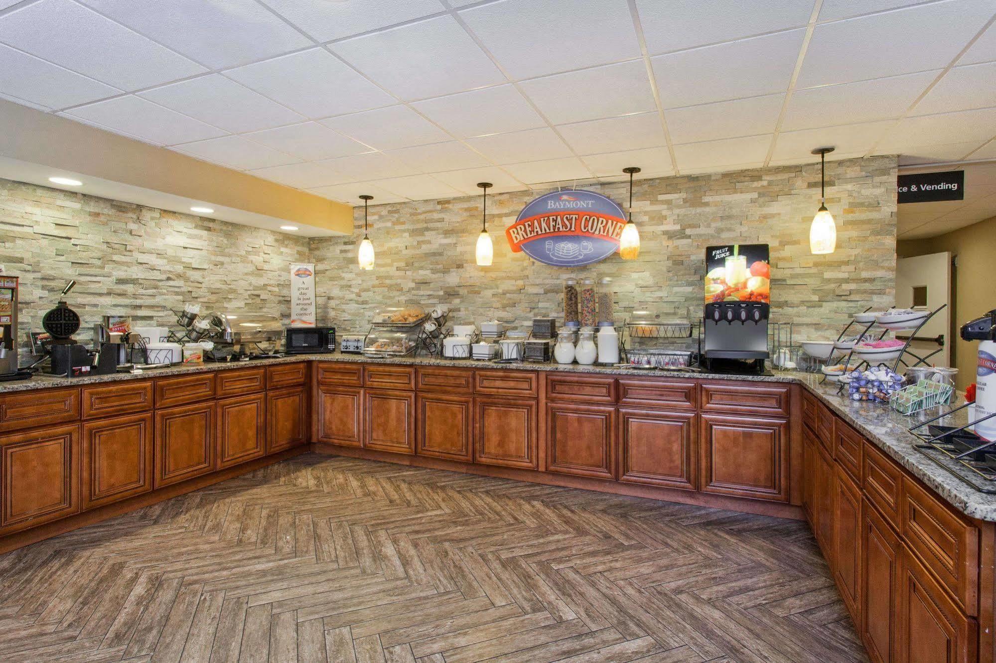 Hotel Baymont By Wyndham Southfield/Detroit Extérieur photo